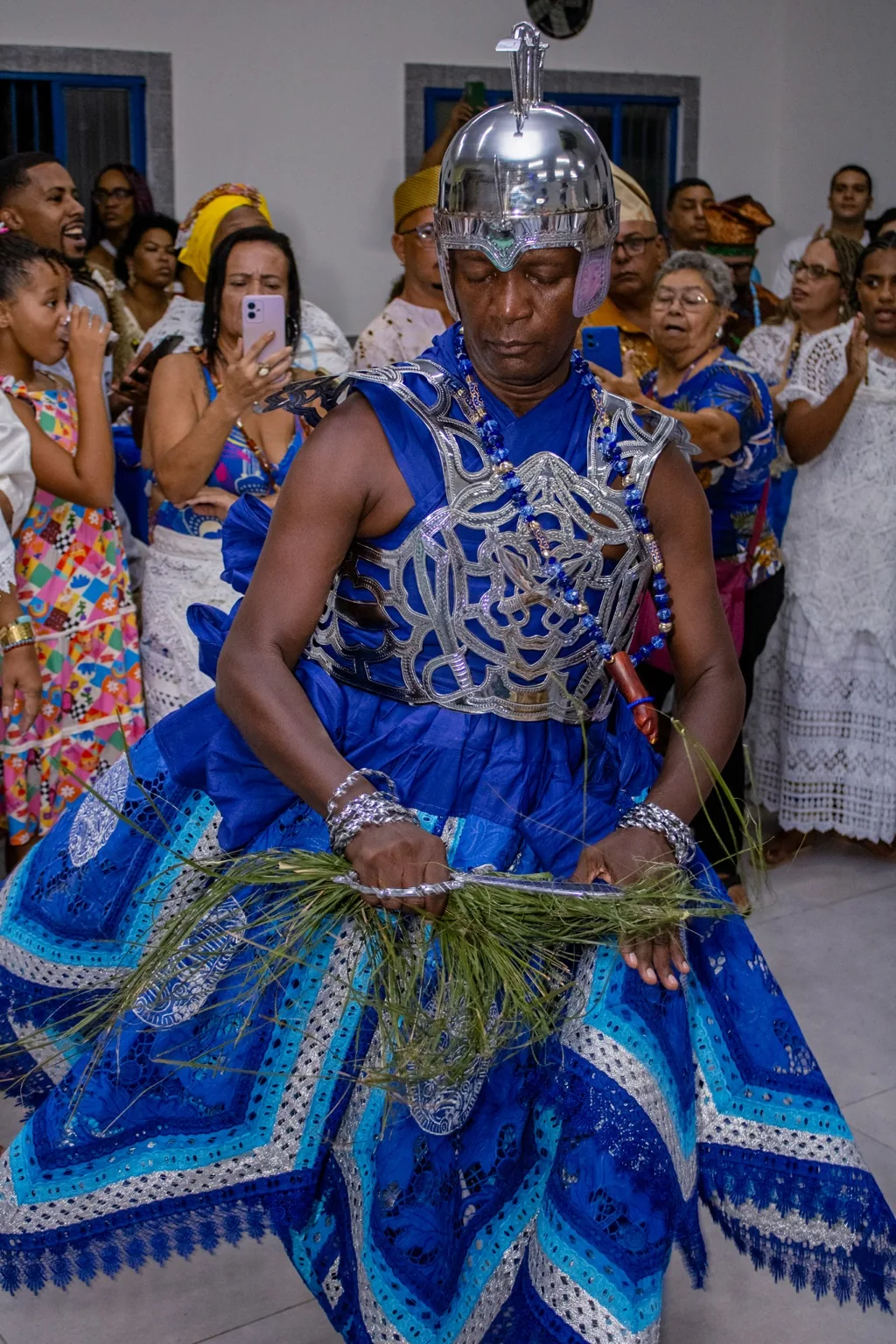Pessoa com vestimenta azul