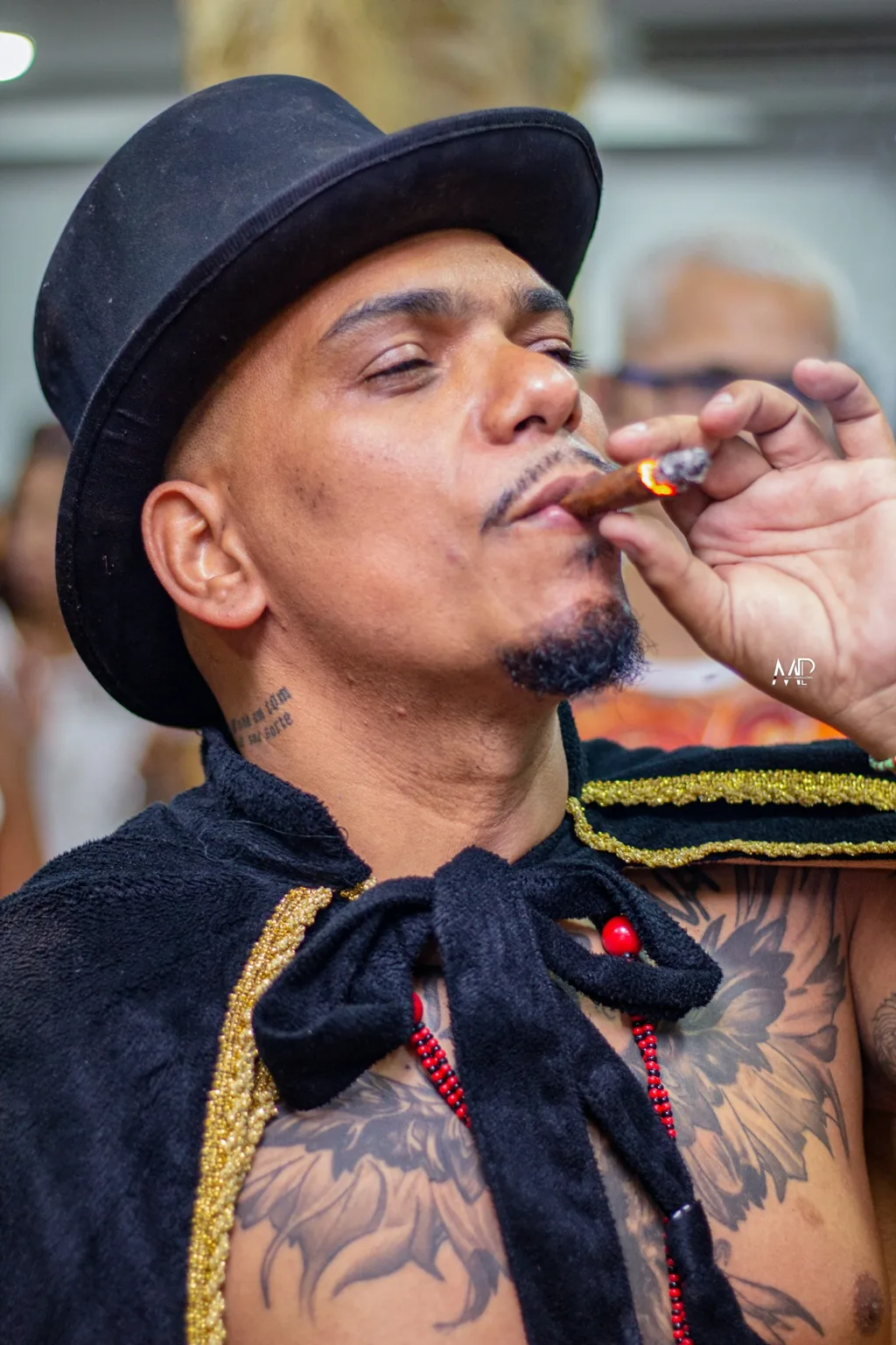 Pessoa com vestimenta vermelha